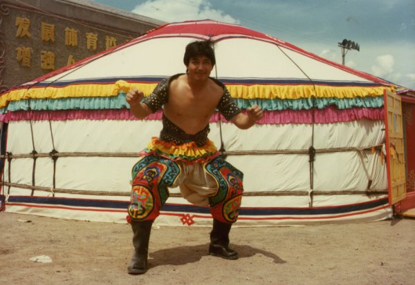 在线配资炒股开户服务 上海警察冲进火海制止暴徒，不幸牺牲！20年后重访他生前奋斗的地方